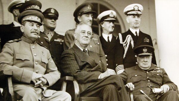Franklin D. Roosevelt, Winston Churchill e Iósif Stalin en la Conferencia de Teherán - Sputnik Mundo