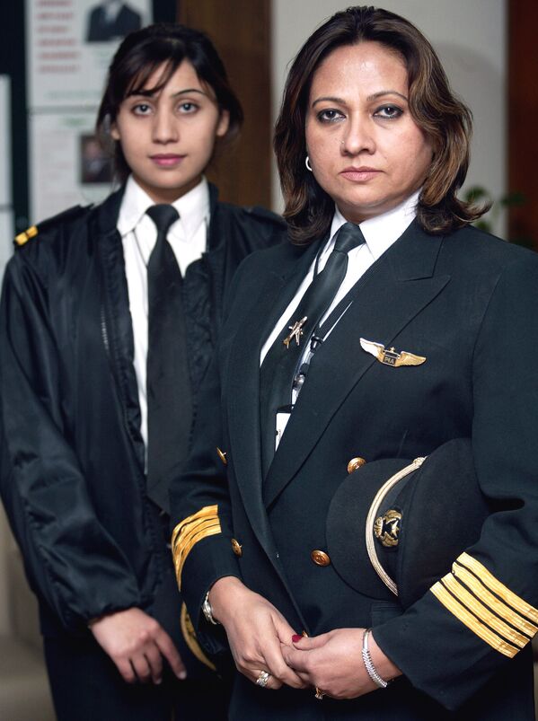 Bellezas en el aire: mujeres piloto de la aviación civil - Sputnik Mundo