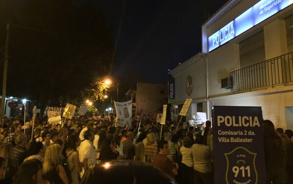 Manifestantes piden justicia frente a la comisaría - Sputnik Mundo