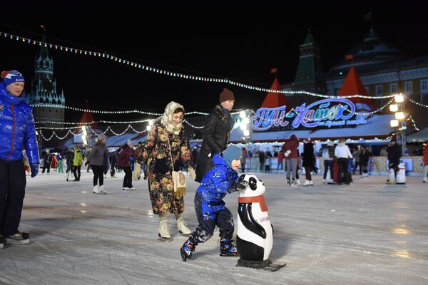 La pista de hielo más importante de Moscú abre sus puertas en la Plaza Roja - Sputnik Mundo