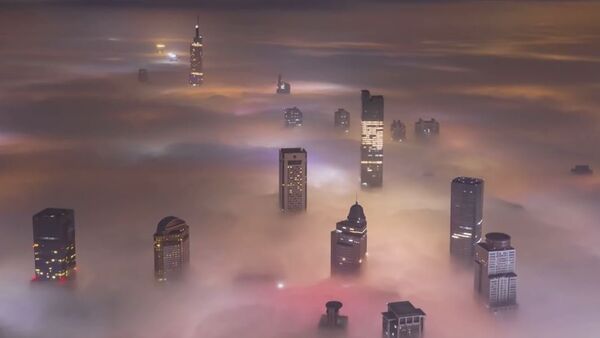 La niebla 'se traga' una ciudad china - Sputnik Mundo