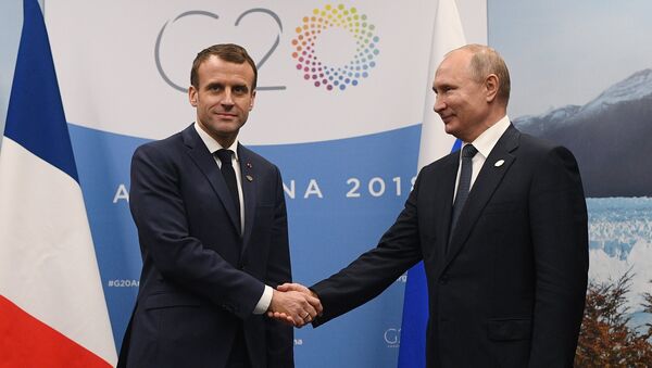 El presidente de Francia, Emmanuel Macron y el presidente de Rusia Vladímir Putin durante la cumbre del G20 - Sputnik Mundo