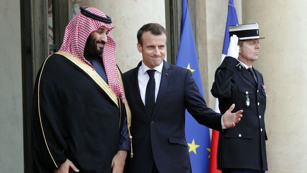 Mohamed bin Salman, príncipe heredero de Arabia Saudí y Emmanuel Macron, presidente de Francia - Sputnik Mundo