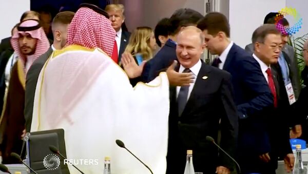 El príncipe heredero de Arabia Saudí, Mohammed bin Salman, saluda al presidente de Rusia, Vladímir Putin - Sputnik Mundo