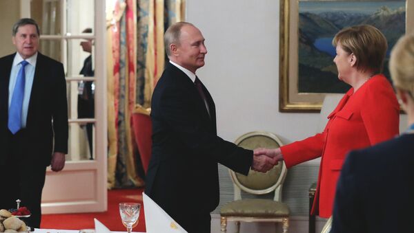 El presidente ruso, Vladímir Putin, y la canciller alemana, Angela Merkel, en la cumbre de G20 en Argentina - Sputnik Mundo