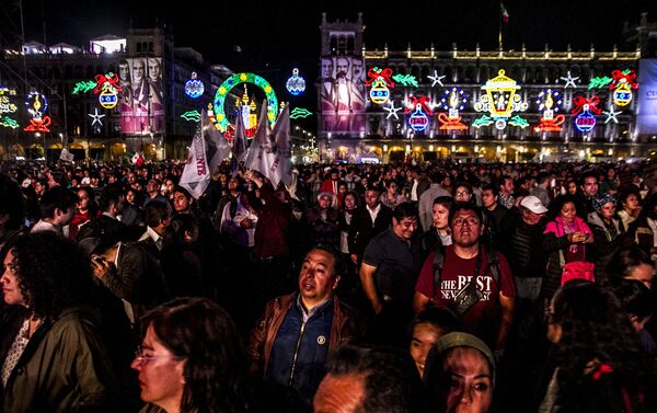 Miles de simpatizantes durante el primer discurso de Andrés Manuel López Obrador en el Zócalo capitalino - Sputnik Mundo