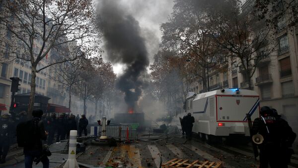 Barricadas en París durante protestas de 'chalecos amarillos' - Sputnik Mundo