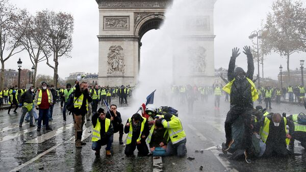 Las protestas de los 'chalecos amarillos' en París - Sputnik Mundo