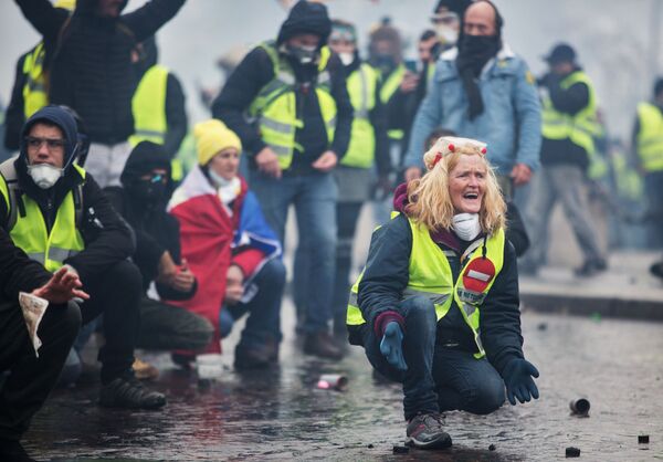 Fuego, enfrentamientos y caos: así defienden sus derechos en París los 'chalecos amarillos' - Sputnik Mundo