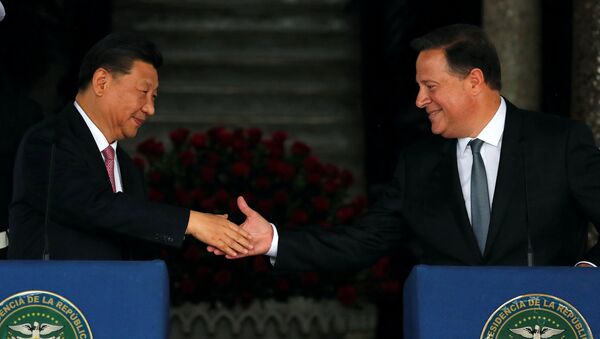 El presidente de China, Xi Jinping y su homólogo de Panamá, Juan Carlos Varela - Sputnik Mundo