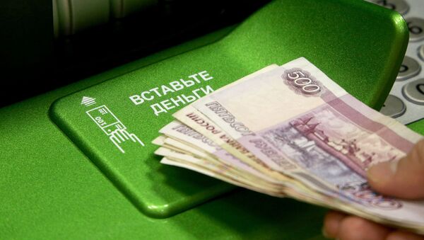 Rublos rusos y un cajero automático (imagen referencial) - Sputnik Mundo