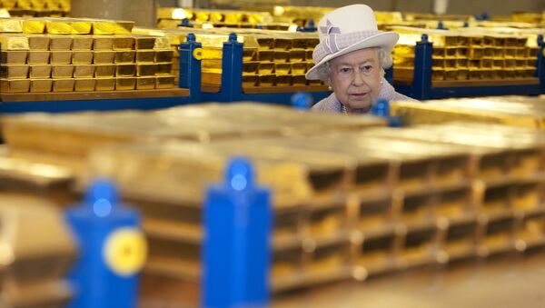 Isabel II del Reino Unido visita la reservas de oro del Banco de Inglaterra en 2012 - Sputnik Mundo