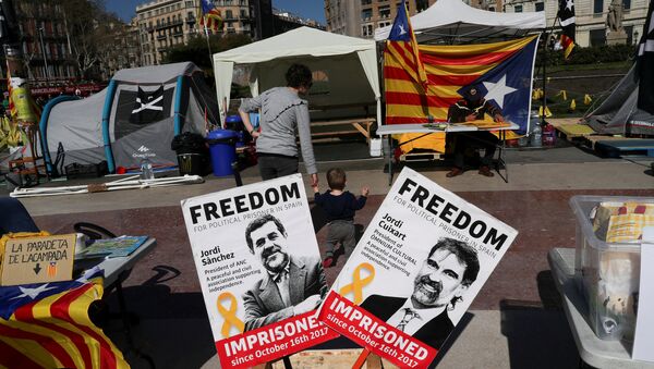 Banderas independistas de Cataluña y fotografías de los presos políticos - Sputnik Mundo
