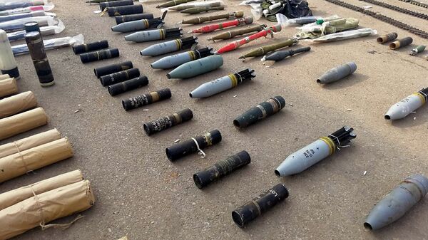Armas y municiones encontradas en un almacén subterráneo en Siria - Sputnik Mundo