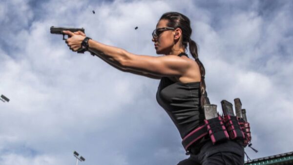 La Lara Croft de Kazajistán impresiona con sus habilidades con las armas - Sputnik Mundo