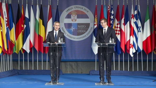 Secretario general de la OTAN, Jens Stoltenberg, y presidente de Serbia, Aleksandar Vucic - Sputnik Mundo