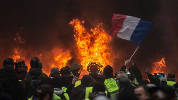Las protestas de 'chalecos amarillos' en París, Francia - Sputnik Mundo