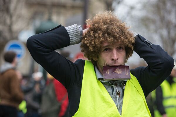 Autos quemados y piezas de museo destrozadas: protestas en París de los 'chalecos amarillos' - Sputnik Mundo