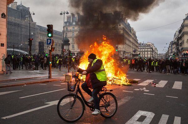 Autos quemados y piezas de museo destrozadas: protestas en París de los 'chalecos amarillos' - Sputnik Mundo