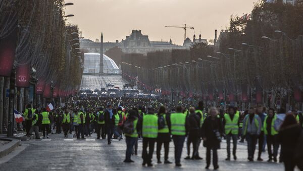 Участники акции протеста движения автомобилистов желтые жилеты в районе Триумфальной арки в Париже - Sputnik Mundo