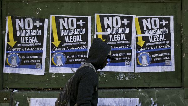 Pósters antimigrantes en las calles de Santiago de Chile - Sputnik Mundo