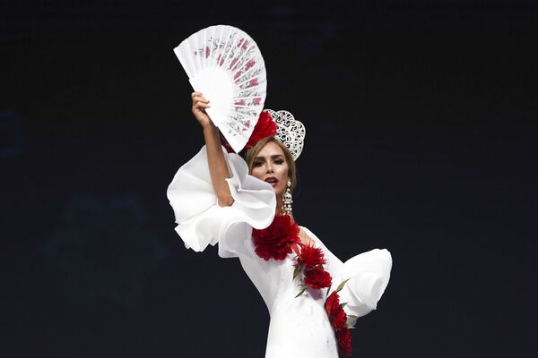 Espléndido desfile de trajes nacionales en el concurso Miss Universo 2018 - Sputnik Mundo
