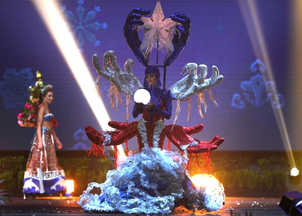 Espléndido desfile de trajes nacionales en el concurso Miss Universo 2018 - Sputnik Mundo