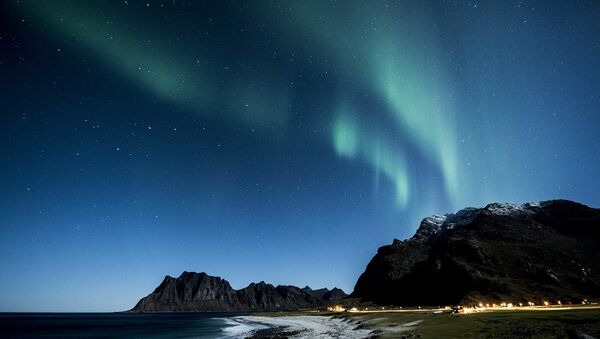 Aurora boreal vista desde el archipiélago Lofoten de Noruega - Sputnik Mundo