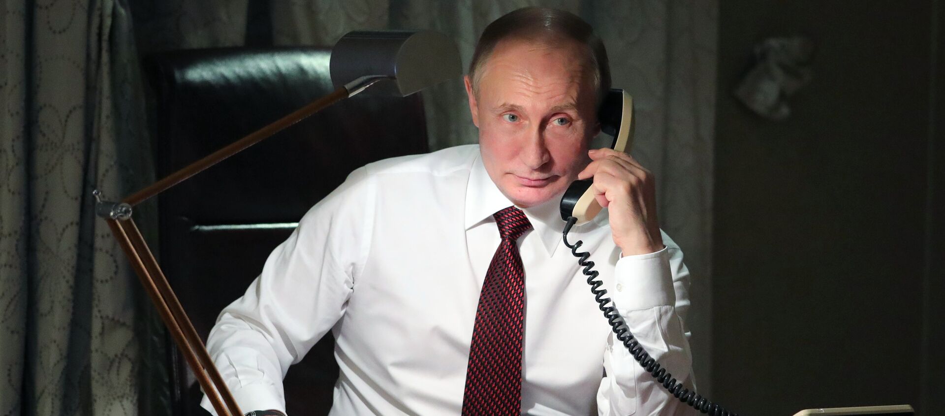 Vladímir Putin, presidente de Rusia, al teléfono - Sputnik Mundo, 1920, 12.12.2018