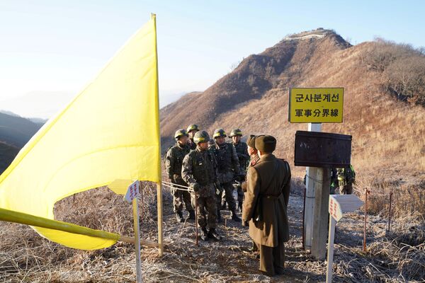 Sonrisas para la historia: soldados de las dos Coreas cruzan la frontera y se dan la mano - Sputnik Mundo