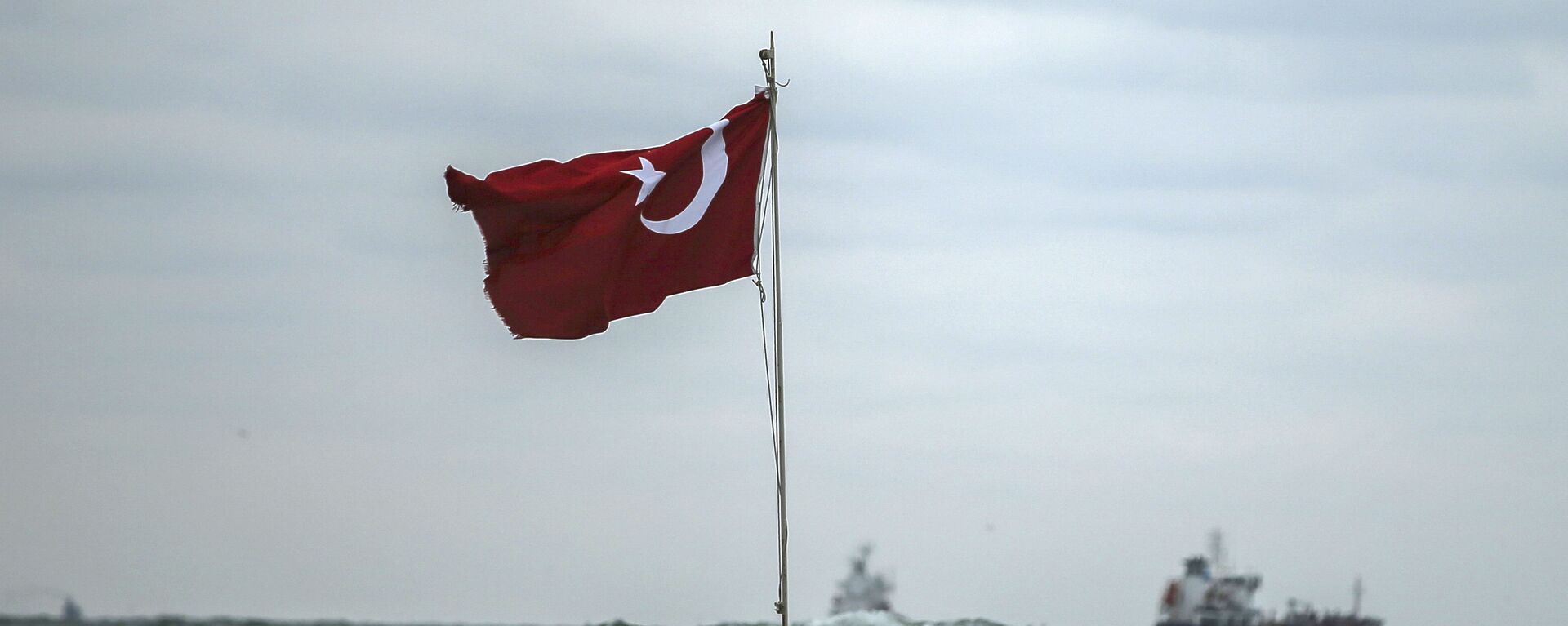 Una bandera de Turquía en la costa (archivo) - Sputnik Mundo, 1920, 15.09.2020