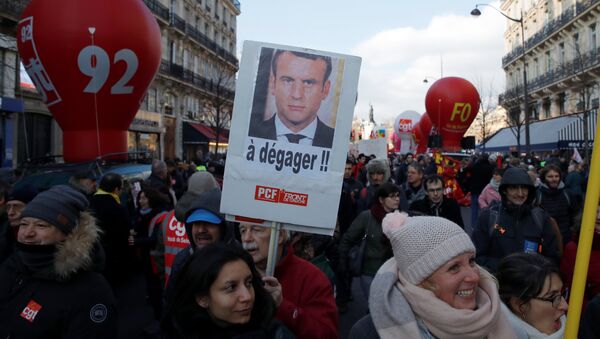 Protesta en París para exigir el aumento de los salarios y las pensiones - Sputnik Mundo