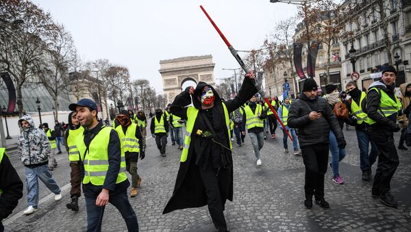 Una manifestación anti-Macron se apodera de París - Sputnik Mundo