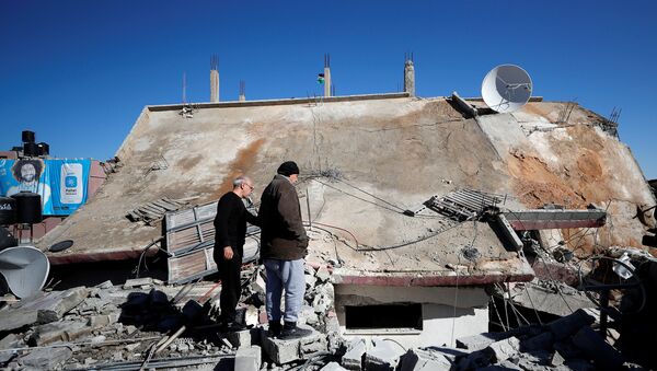 La casa demolida del palestino Islam Yusef Abu Hamid - Sputnik Mundo