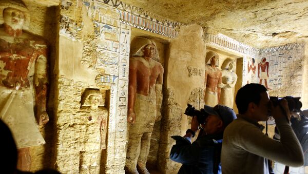 Hallan en Egipto una tumba de 4.400 años bien conservada y decorada con jeroglíficos y estatuas - Sputnik Mundo