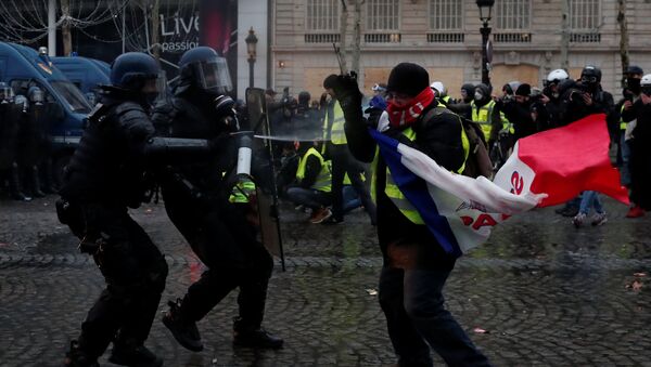 Protestas de 'chalecos amarillos' en París, Francia - Sputnik Mundo