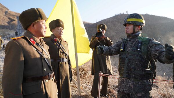 Los militares norcoreanos y surcoreanos durante una inspección de puestos de guardia fronteriza - Sputnik Mundo