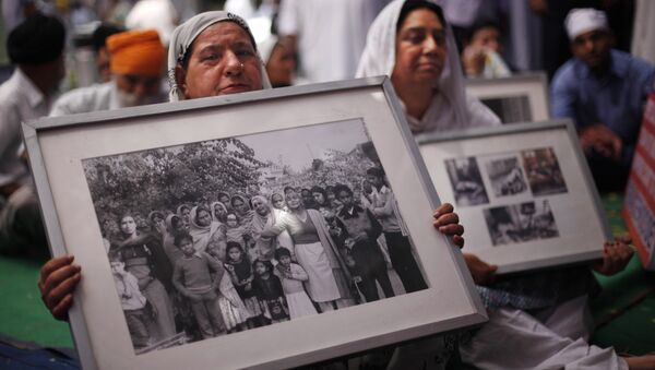 Las mujeres sij con las fotos de las víctimas de la masacre del 1984 contra los sijs - Sputnik Mundo
