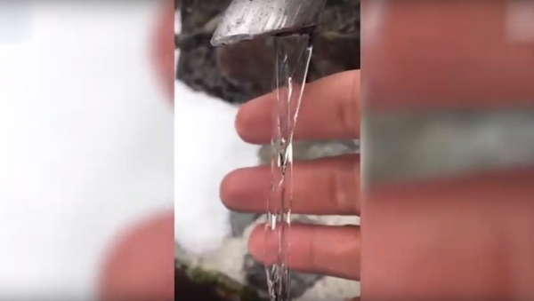 Agua detenida en el tiempo: una increíble ilusión óptica es captada en los Alpes (vídeo) - Sputnik Mundo