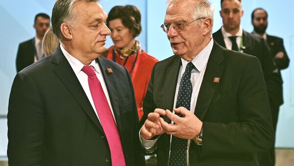 El primer ministro húngaro, Viktor Orban, y el ministro de Asuntos Exteriores español, Josep Borrell - Sputnik Mundo