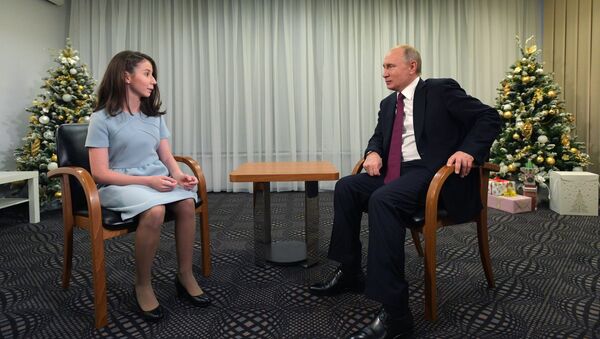 El presidente de Rusia, Vladímir Putin, brinda una entrevista a la joven de 17 años Reguina Parpíeva - Sputnik Mundo