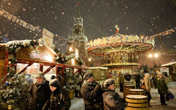 Mercadillo navideño en la Plaza Roja de Moscú - Sputnik Mundo