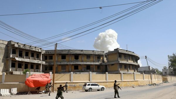 Humo tras una explosión en Mogadiscio, Somalia - Sputnik Mundo