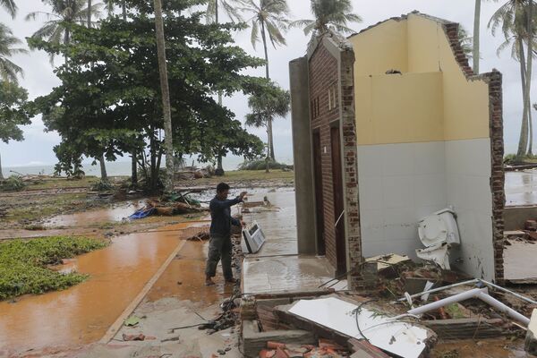 Islas sumidas en el caos: las terribles consecuencias del tsunami en Indonesia - Sputnik Mundo