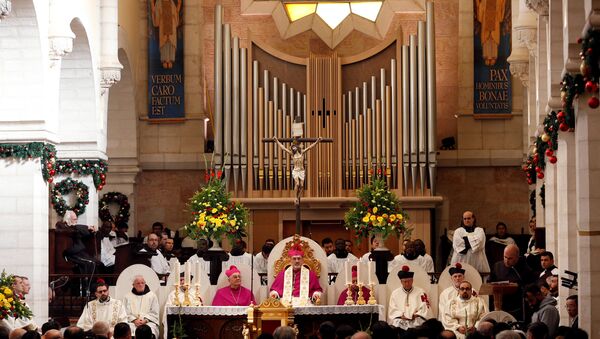 El patriarca latino en funciones de Jerusalén Pierbattista Pizzaballa en una misa en la Iglesia de la Natividad en la víspera de Navidad, en Belén, en la Cisjordania ocupada por Israel - Sputnik Mundo