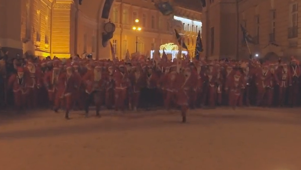 Miles de Papás Noel invaden San Petersburgo - Sputnik Mundo