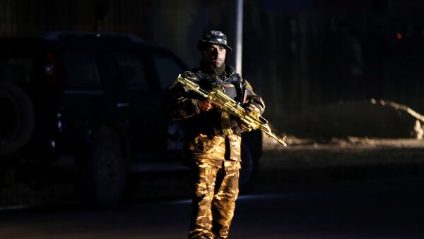 Un miembro de la fuerza de seguridad afgana vigila el lugar de un ataque en Kabul, Afganistán - Sputnik Mundo