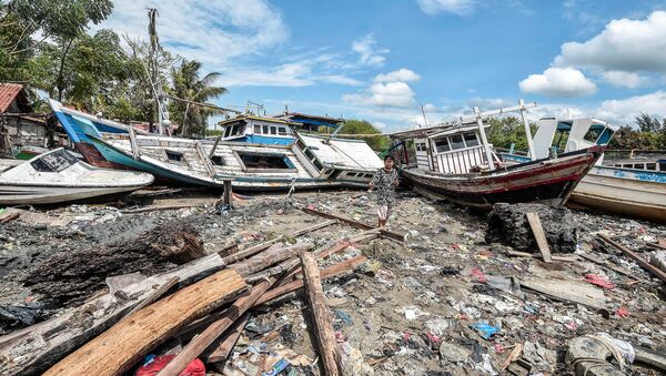 Destrucción ocasionada por el tsunami en Indonesia - Sputnik Mundo