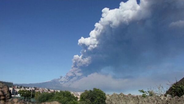 Nueva erupción del Monte Etna en Sicilia - Sputnik Mundo