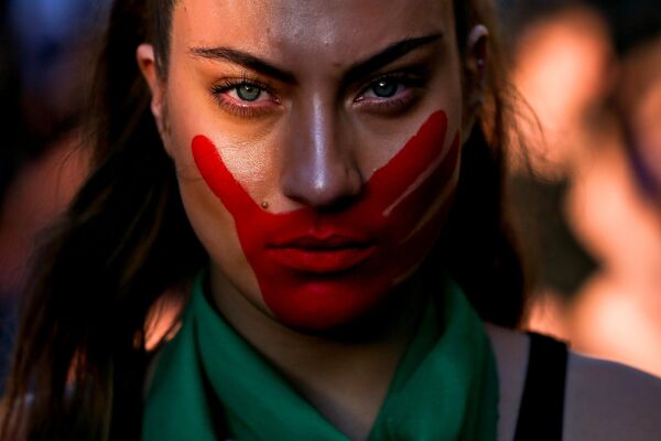 En vísperas del Día Internacional Contra la Violencia de Género, el 22 de noviembre, las mujeres chilenas salieron a las calles de Santiago en una marcha para condenar el sexismo que aún existe en la sociedad. - Sputnik Mundo
